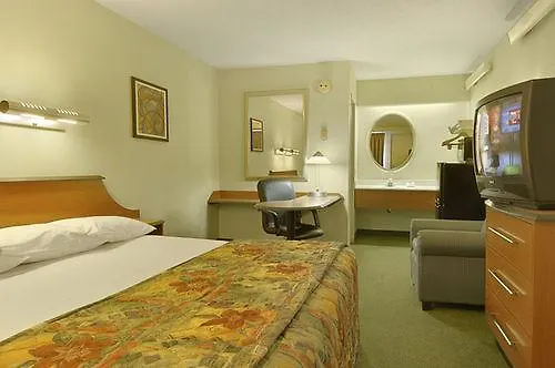 Hotel Red Roof Plus+ Chicago - 3*
