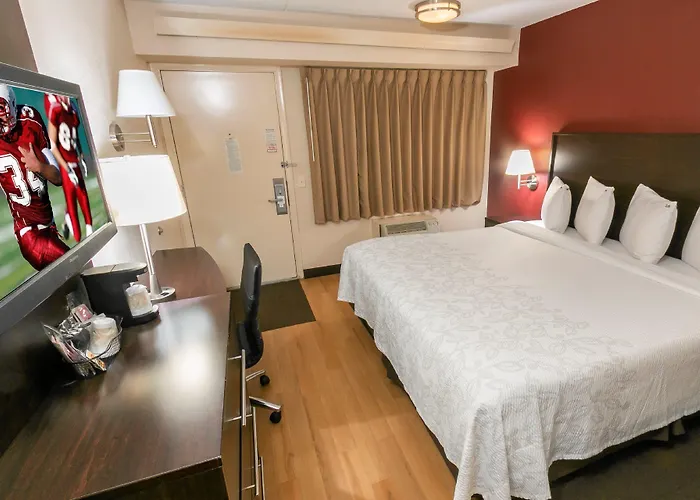 Hotel Red Roof Plus+ Chicago - 3*