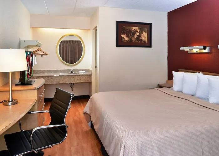 Hotel Red Roof Plus+ Chicago - 3*