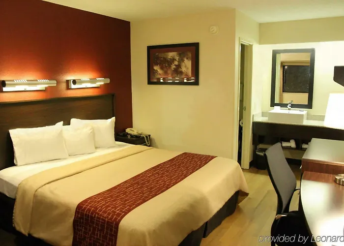 Hotel Red Roof Plus+ Chicago -