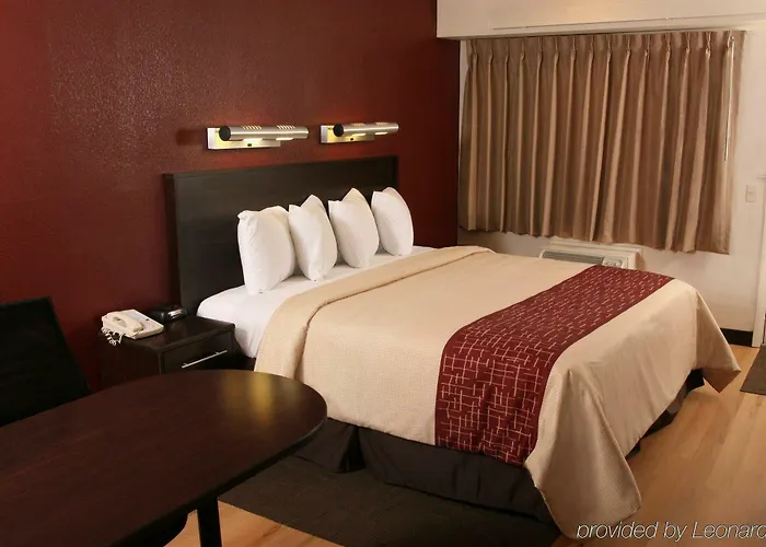Hotel Red Roof Plus+ Chicago -